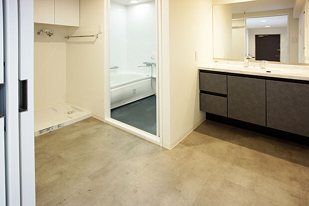 洗面所スペースも広くゆとりのある空間になっています。洗面所の天井には、物干しが設置されています。