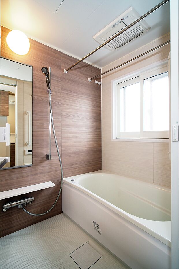 マンションでは珍しい窓付きの浴室はフルオートバスで浴室暖房乾燥機付きです。