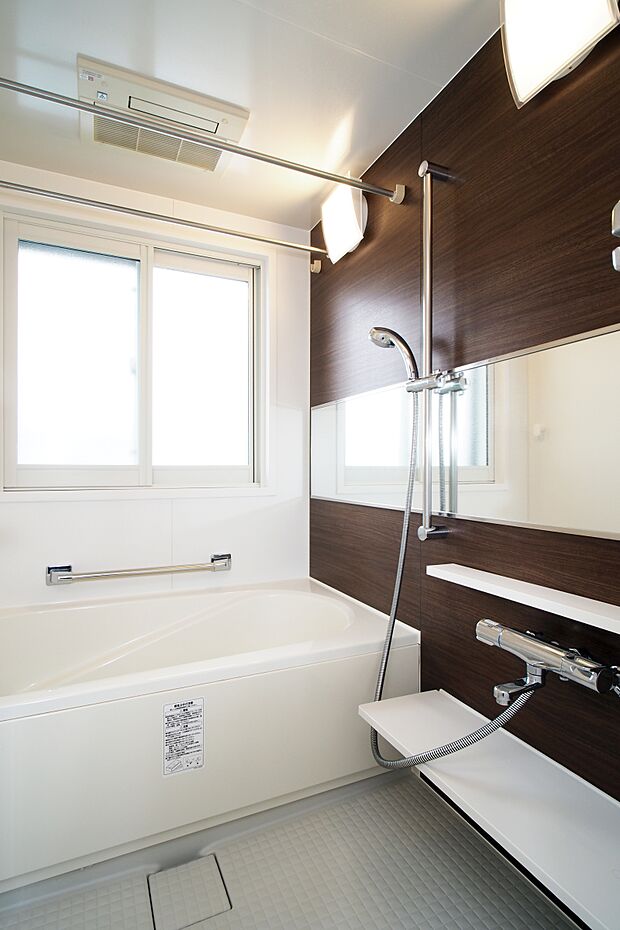 窓があり明るく開放的な約1坪サイズの浴室です。浴室暖房乾燥機も付いており、暖房や乾燥に便利です。