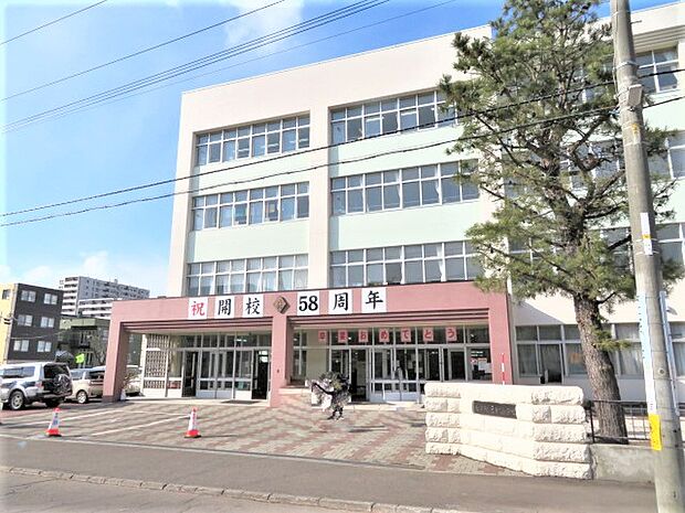 札幌市立元町小学校　徒歩7分(約481m)閑静な住宅街の中にあり、お子様の通学時は見守りの目がたくさんあり、安心です。