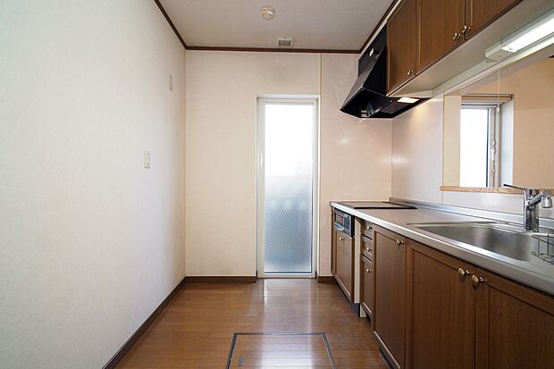 キッチン背面に食器棚を置いても、十分なスペースがあります。