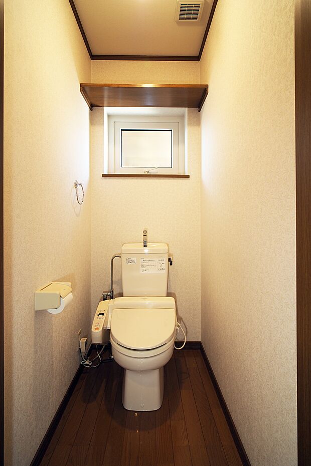 1階部分のトイレです。窓があり明るくて換気も可能です。