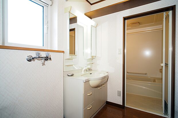 洗面所には窓があり、採光・換気を行うことができ衛生的です。