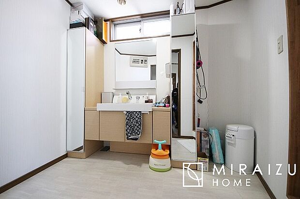 洗濯機置き場、脱衣スペースもしっかりと確保されている洗面室。　水回りが集結した間取りなので、お料理やお洗濯物、お掃除の同時進行も可能です。　