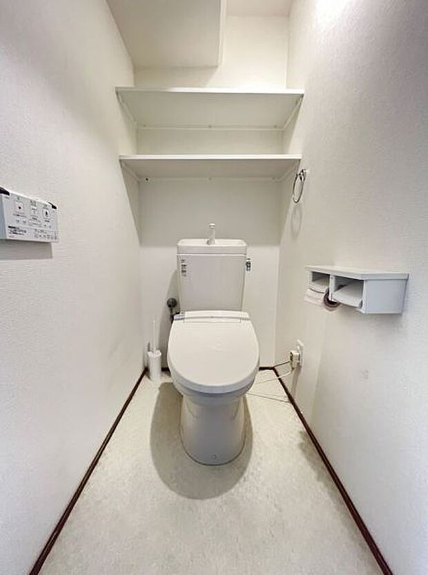 掃除道具やトイレットぺーパーの置き場として便利な棚付きのトイレ！
