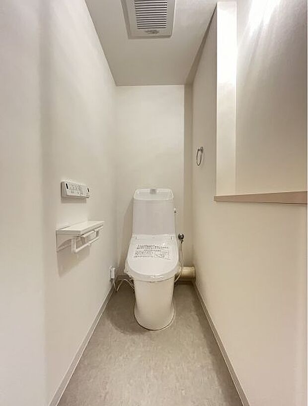 清潔感のある高性能トイレ。設備も充実しております。