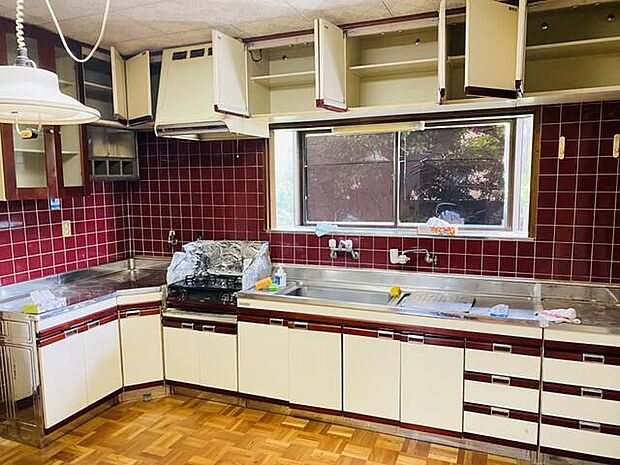 ●L字型のキッチンは作業スペースが広くとれるのが魅力です☆大きめの窓が付いているので使用後の換気良好