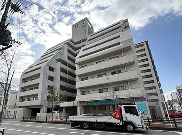 JR鹿児島本線「吉塚駅」徒歩6分、地下鉄箱崎線「馬出九大病院前駅」が徒歩7分とダブルアクセス可能です