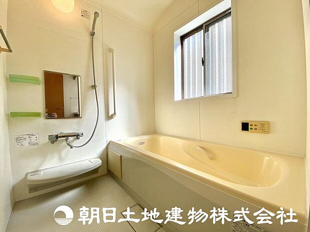 浴室は白を基調としており、清潔感を漂わせます！