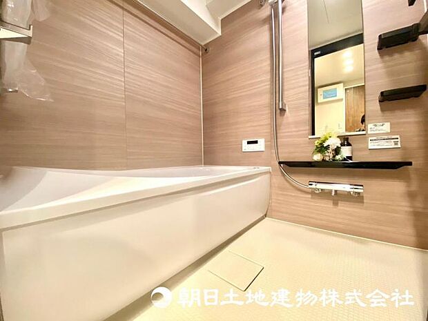 浴室は木目調を基調としており、高級感を漂わせます！