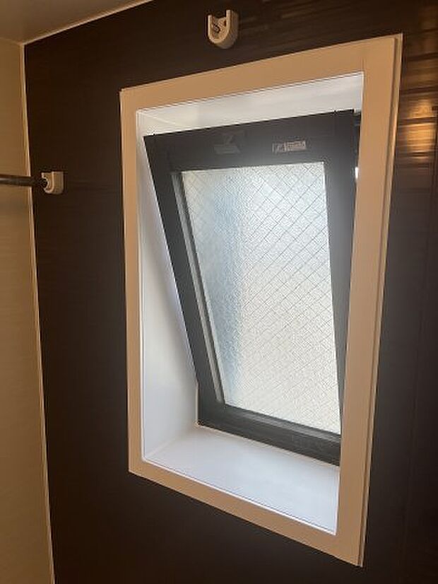 お風呂場にも、換気窓あります。
