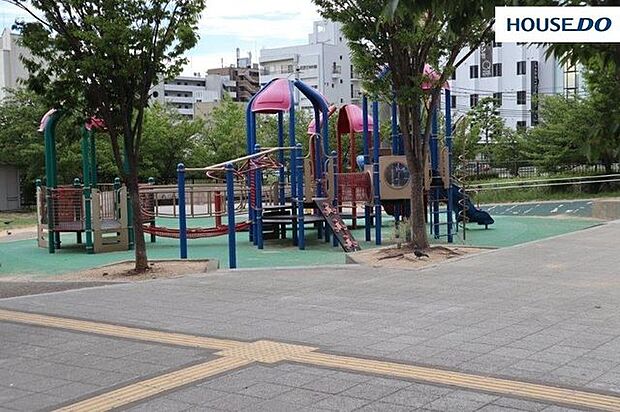 生田川公園 300m。大型複合遊具・広場・トイレなどがあります。春には、布引の花街道と呼ばれた川沿いの桜がライトアップされます。再整備予定。