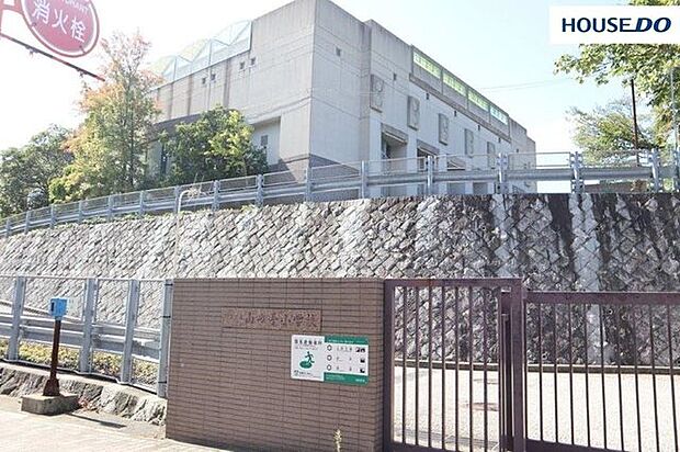 神戸市立山の手小学校 1000m。ひとりひとりが大切にされる学校づくり。教育目標「自分がすき 友達がすき 学校や地域がすき」。児童数は680人（2023年度調べ）