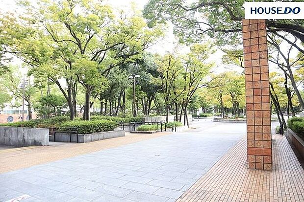 東遊園地 453m。神戸市役所の南隣にある2.7ヘクタールの公園。イベントも開催されています。敷地内に「こども本の森　神戸」有り。