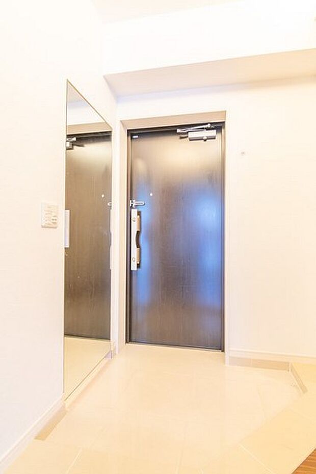 玄関床は高級感あふれるタイルを使用。明るく清潔感のある玄関ホールです。