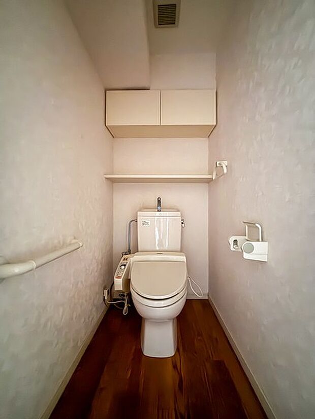 トイレは温水洗浄便座付です。収納スペースも完備で使い勝手の良い仕様です。
