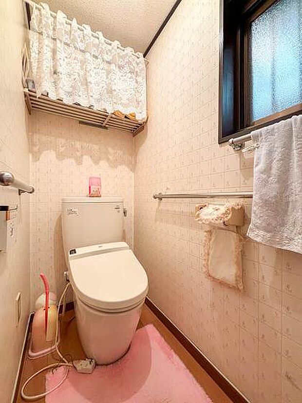 換気用の小窓もあるトイレ。ウォシュレット付きです。