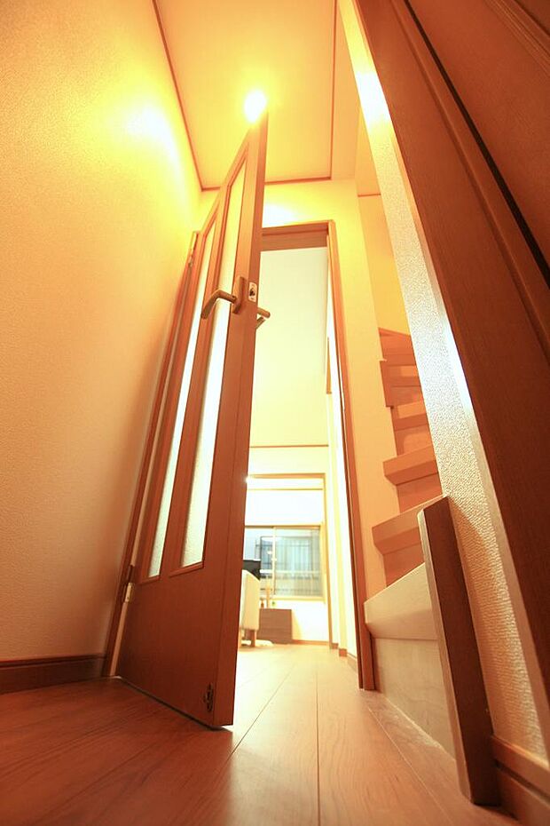 リビングへと続く扉…３階と２階リビングとを繋ぐ階段には廊下と扉があり空間が遮断されていて、居室空間における冷暖房など熱効率が上がります。
