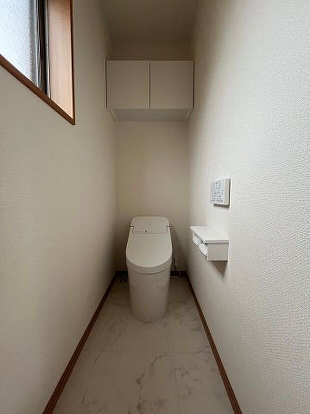 2Fトイレ。収納の配置が空間効率を考慮して設計されています♪　清潔で快適なシャワートイレ。便座を温める機能も付いていますので居心地がよく、つい長居してしまいそうですね！タンクレスなのでお手入れも楽々♪