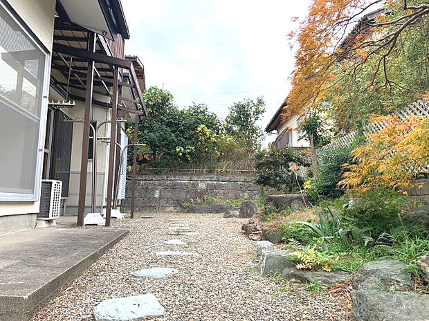 敷石や季節の植木などで飾られた、日本庭園のような情緒あふれるお庭です♪　手入れの行き届いたお庭は、癒しのスペースになりそうですね。　日当たりが良好で、とても広いので、ペットを飼われるかたにも最適です♪
