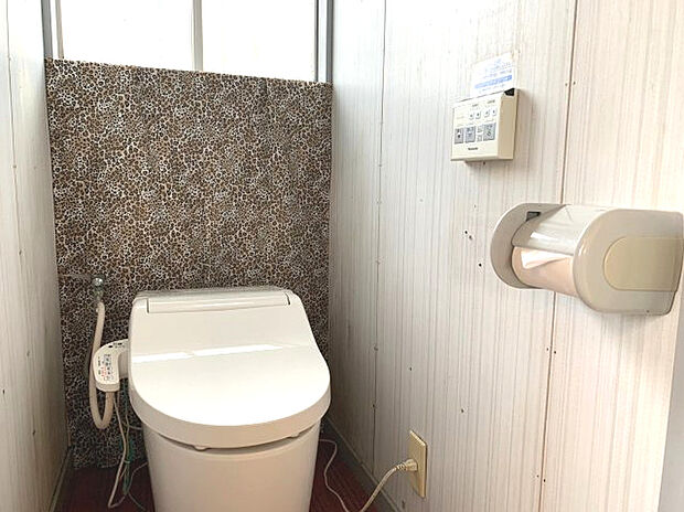 便利で快適なシャワートイレです♪　タンクレスで空間がすっきり見えます。　シンプルな形状なので、お掃除などのお手入れも簡単♪　便座を温める機能が付いているので居心地がよく、つい長居してしまいそうですね♪