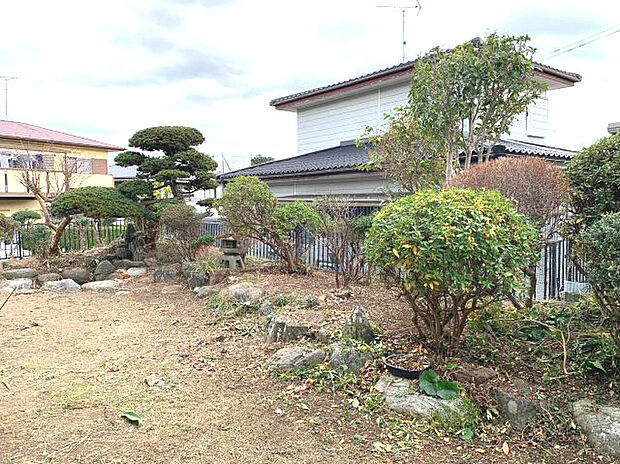 植木と敷石がまるで日本庭園のようなお庭。　季節のお花なども植えて、四季の移り変わりを楽しむのも素敵ですね♪　敷地もとても広いので、お子様やペットとの触れ合いも大事にできる癒しのスペースになりそうです。