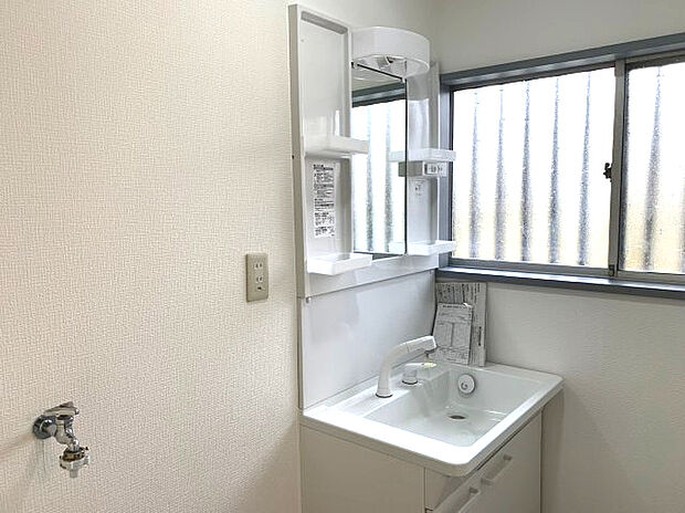 便利なシャワー付洗面台。　小物を収納するスペースもありますので、散らかりがちな洗面台周りもすっきり整えておくことができます♪　窓もありますので、いつでも喚起を行うことができ、クリーンな空間を保てます。
