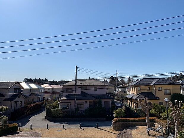 緑豊かな閑静な住宅街です。目の前には休憩できる憩いの広場があります♪　お子様やペットとのんびりお散歩したり、家事の合間にホッと一息したり、季節の移り変わりを感じながらゆっくりできる癒しのスペースです。