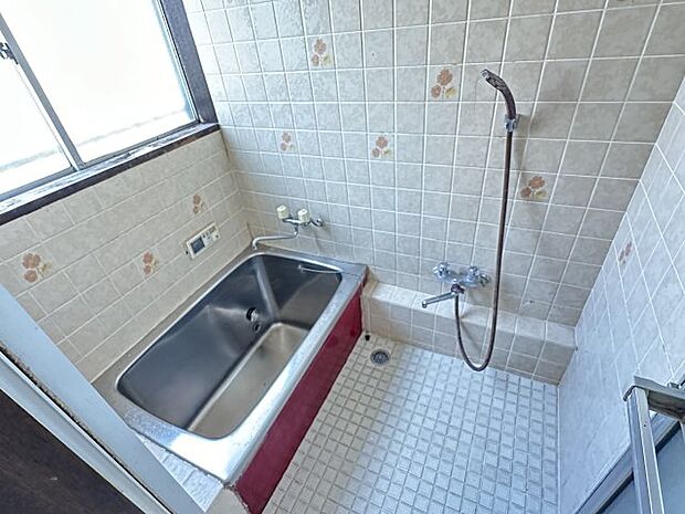 傷が付きにくいステンレスの浴槽はお手入れも楽々。　無駄な装飾を省いたシンプルな形状なのでお掃除もしやすく、いつも清潔なバスルームを保つことができます。　換気用の窓も設置されていてカビ予防にもなります。