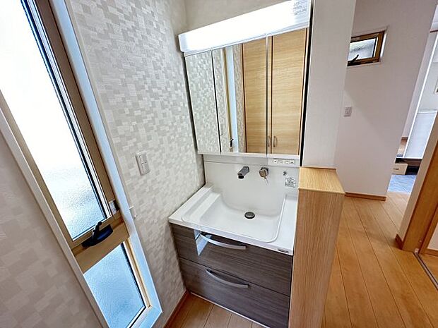 便利な三面鏡のシンプルな洗面台。　収納スペースもあり、散らかりがちな洗面台周りを、すっきり整えることができます。　換気用の窓も設置されているので、空気の入れ替えができ、いつでも爽やかな空間を保てます。