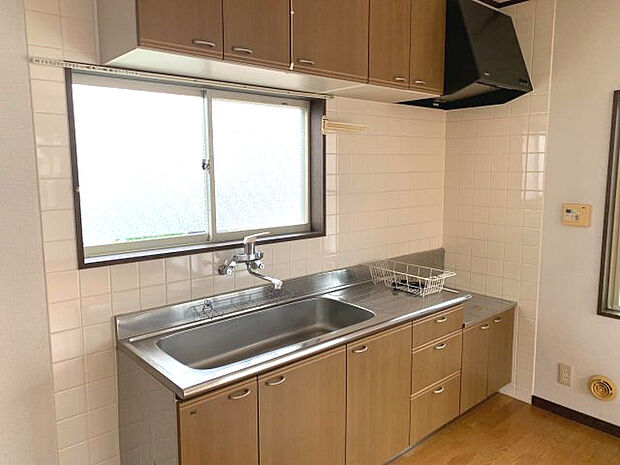 シンプルな使い勝手のよいキッチン。　シンクが広いのでご家族が多く洗い物が増えても余裕です♪　調理器具などをすっきりしまえる吊戸もあり、散らかりがちなキッチンもすっきり！　小窓もあるので換気もできます。