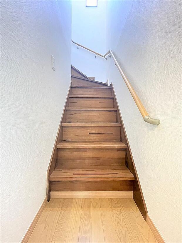 【リフォーム済】階段の写真です。リフォームで、手すりを新設いたしました。上り下りが安心ですね。