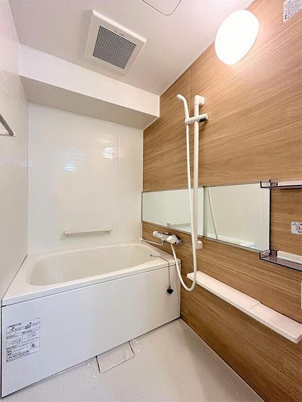 【リフォーム済】浴室の写真です。リフォームで、ハウステック製ユニットバスを設置いたしました。前面のブラウン色の壁と横長のミラーがポイントです。