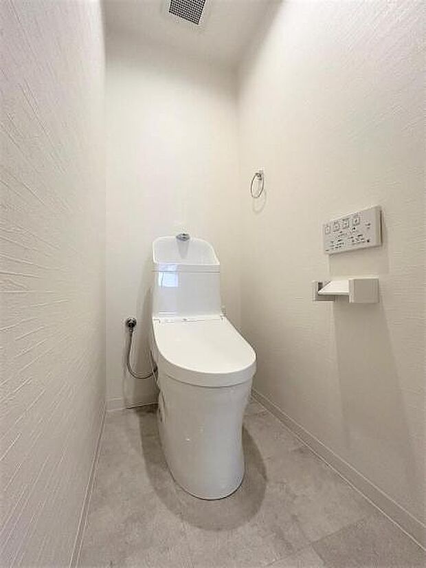 【リフォーム済】トイレの写真です。リフォームで、TOTO製の新品温水洗浄便座に交換いたしました。
