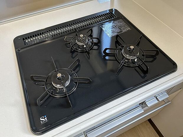【リフォーム中】新品交換予定のキッチンは3口コンロで同時調理が可能。大きなお鍋を置いても困らない広さです。お手入れ簡単なコンロなのでうっかり吹きこぼしてもお掃除ラクラクです。