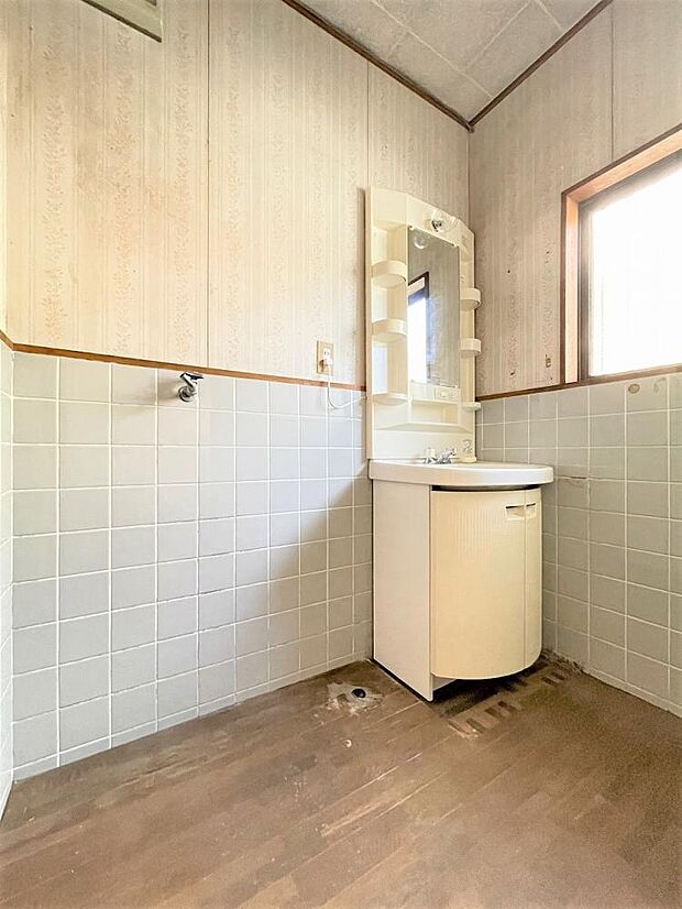 【リフォーム中】洗面所の写真です。リフォームで、洗面台と洗濯機置き場の位置を交換いたします。洗面台の横に洗濯機置き場がございます。
