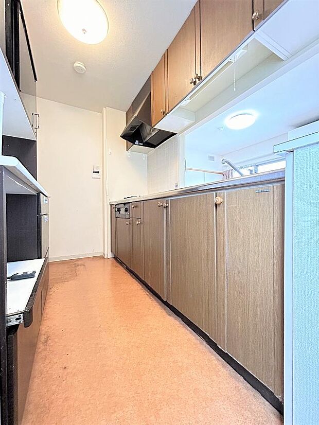【キッチン】対面式のキッチンです。背面には冷蔵庫や食器棚を置くスペースもございます。