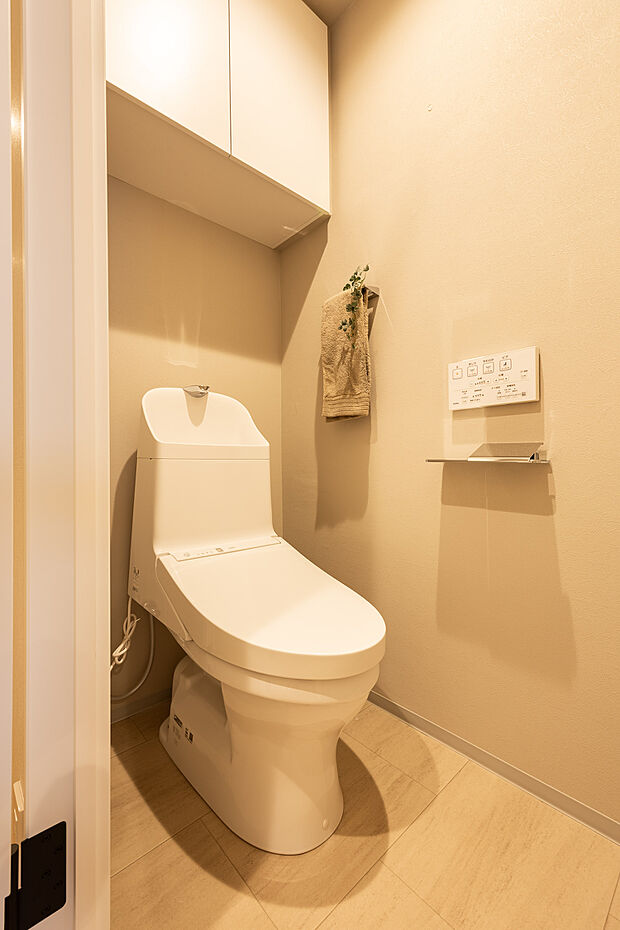 【トイレ】：温水洗浄便座付トイレ。上部には収納スペースを設置しております。