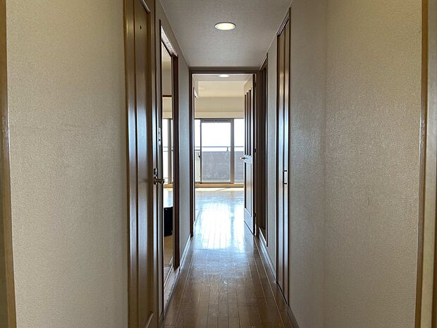 【廊下】：リビングから明かりの差し込む廊下です。