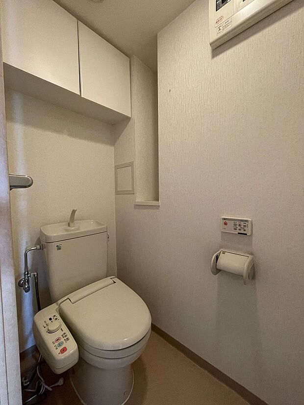 【トイレ】：吊戸棚に加え、便利な棚収納もございます。