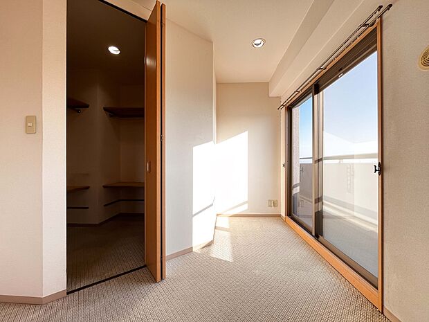 【収納】：洋室（1）にゆったりとしたウォークインクロゼットがございます。扉には鏡付きです。