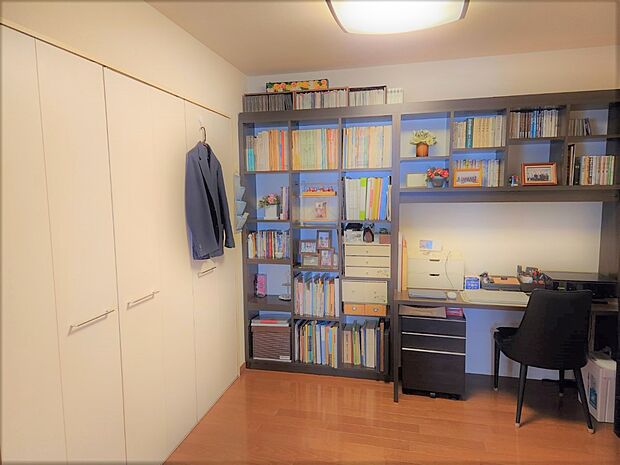 作り付けの本棚とデスクのある洋室（3）約5.0帖。リモートワークルームとして。