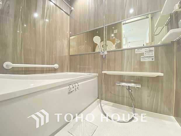 大型浴槽とシックな色合いの浴室は一日の疲れを癒す特別な空間に