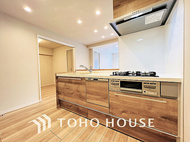 スタイリッシュなデザインのキッチン回り収納も豊富で、綺麗な空間を保てますね！