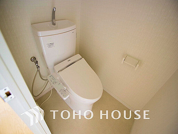 白いクロスにより清潔感のあるトイレ