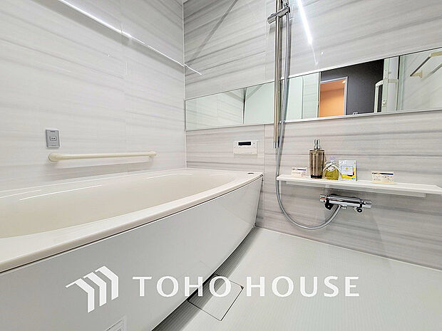 大型浴槽とシックな色合いの浴室は一日の疲れを癒す特別な空間に
