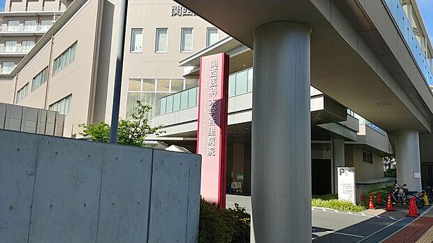 香里園駅前の関西医科大学香里病院。