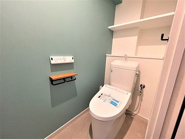 トイレには壁リモコンがあり、温水洗浄機能も付いていますよ〜！