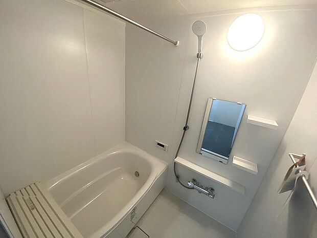 浴室は追い焚き機能付きなのでいつでも快適な入浴が可能です！