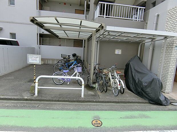 屋根付きの駐輪場♪自転車やバイクが停まっています♪